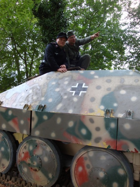 „3 Shermans hinter der Anhöhe“